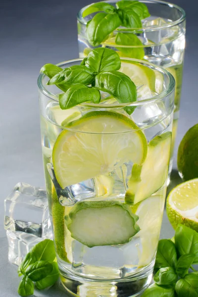 Taze salatalık suyu kireç ve fesleğen ile