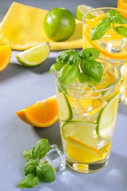 Portakal dilimleri ile su ve limon fesleğen ile detoks