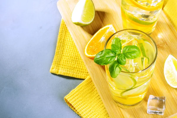 Portakal dilimleri ile su ve limon fesleğen ile detoks