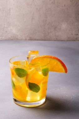 Bardak taze portakal suyu ile karanlık tablo taze meyve.