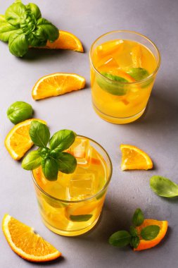 Bardak taze portakal suyu ile karanlık tablo taze meyve.