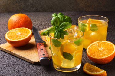 Bardak taze portakal suyu ile karanlık tablo taze meyve.