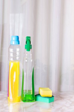 Beyaz arka plan üzerinde ev temizlik ürünü