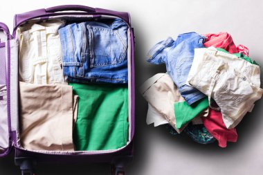 Beyaz arka plan üzerinde elbise ile seyahat çantası