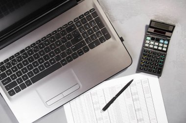 Ofis masası bilgisayar ve hesap makinesi ile. Üstten görünüm