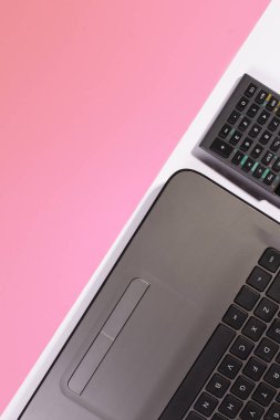 Ofis masaları tablet bilgisayar, hesap makinesi ile. Renk. Düz yatıyordu üstten görünüm