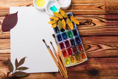 Sanatçı aksesuarları koleksiyonu ile sonbahar yaprakları kümesi. Tuval resmi, Sanat fırçalar, palet için. Üstten görünüm
