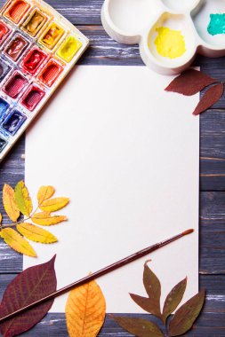 Sanatçı aksesuarları koleksiyonu ile sonbahar yaprakları kümesi. Tuval resmi, Sanat fırçalar, palet için. Üstten görünüm