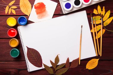 Sanatçı aksesuarları koleksiyonu ile sonbahar yaprakları kümesi. Tuval resmi, Sanat fırçalar, palet için. Üstten görünüm