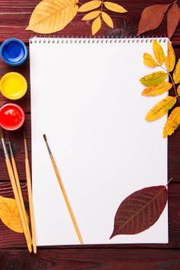 Sanatçı aksesuarları koleksiyonu ile sonbahar yaprakları kümesi. Tuval resmi, Sanat fırçalar, palet için. Üstten görünüm