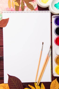 Sanatçı aksesuarları koleksiyonu ile sonbahar yaprakları kümesi. Tuval resmi, Sanat fırçalar, palet için. Üstten görünüm