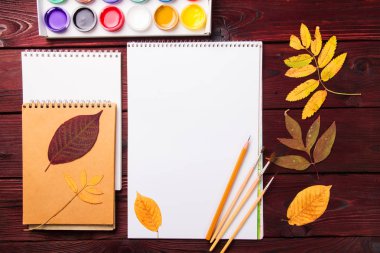 Sanatçı aksesuarları koleksiyonu ile sonbahar yaprakları kümesi. Tuval resmi, Sanat fırçalar, palet için. Üstten görünüm