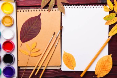 Sanatçı aksesuarları koleksiyonu ile sonbahar yaprakları kümesi. Tuval resmi, Sanat fırçalar, palet için. Üstten görünüm