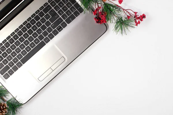 Ofis masası bilgisayar ile. Noel arka plan. Üstten görünüm