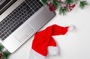 Ofis masası bilgisayar ile. Noel arka plan. Üstten görünüm