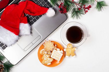 Ofis masası bilgisayar ile. Noel arka plan. Üstten görünüm