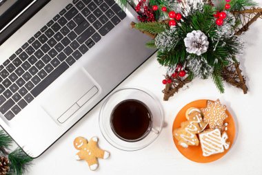 Ofis masası bilgisayar ile. Noel arka plan. Üstten görünüm