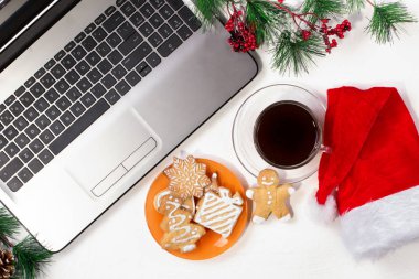 Ofis masası bilgisayar ile. Noel arka plan. Üstten görünüm