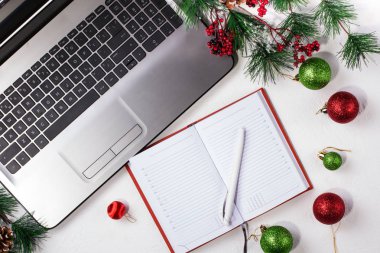 Ofis masası bilgisayar ile. Noel arka plan. Üstten görünüm