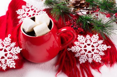 Noel. Kırmızı kupa kahve ile. Beyaz arka plan