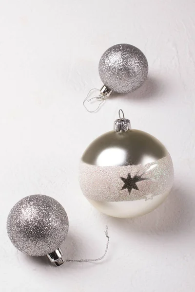 Beyaz bir arka plan üzerinde gümüş toplar. Noel arka plan. — Stok fotoğraf