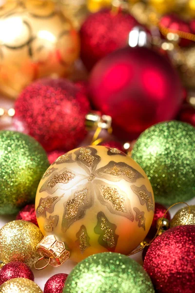 Gele Rode Kerstballen Decoratie Witte Achtergrond — Stockfoto