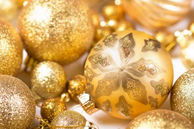 Noel topları sarı. Beyaz arka plan üzerinde dekorasyon.