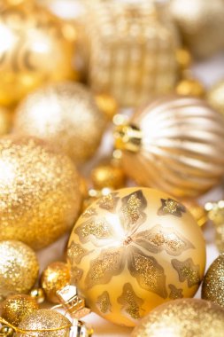 Noel topları sarı. Beyaz arka plan üzerinde dekorasyon.