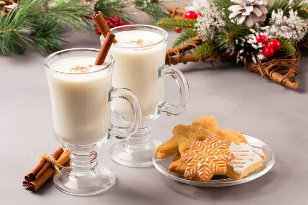 Noel eggnog cam kupa ve tarçın. Noel süsleri