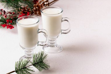 Noel eggnog cam kupa ve tarçın. Noel süsleri