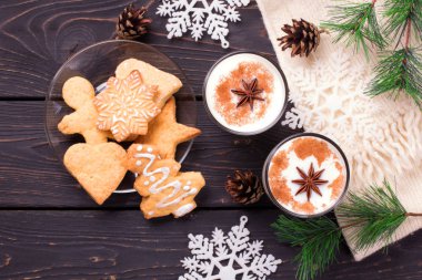 Noel eggnog cam kupa ve tarçın. Noel süsleri