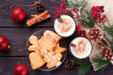 Noel eggnog cam kupa ve tarçın. Noel süsleri