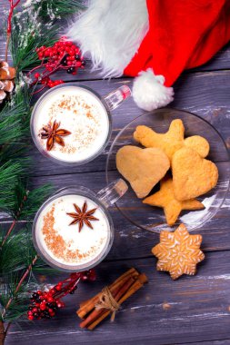 Noel eggnog cam kupa ve tarçın. Noel süsleri