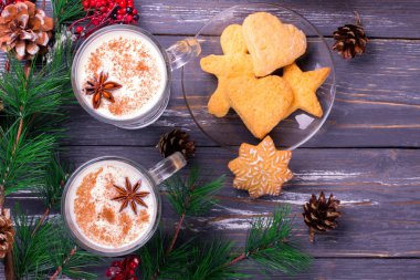 Noel eggnog cam kupa ve tarçın. Noel süsleri