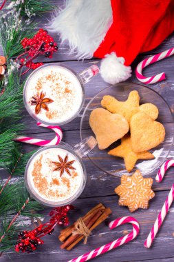 Noel eggnog cam kupa ve tarçın. Noel süsleri