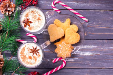 Noel eggnog cam kupa ve tarçın. Noel süsleri