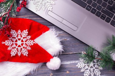 Ofis masası bilgisayar ile. Noel arka plan. Üstten görünüm