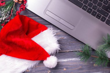 Ofis masası bilgisayar ile. Noel arka plan. Üstten görünüm