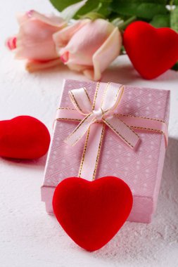 Kırmızı kalp, pembe kutu ve gül. Sevgililer günü. Beyaz arka plan