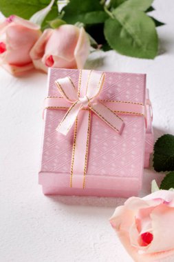 Pembe kutu ve gül. Sevgililer günü. Beyaz arka plan