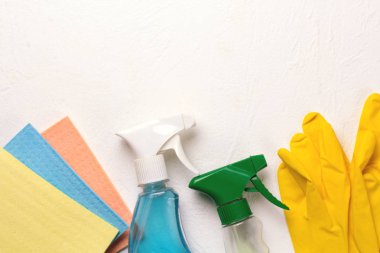 Temizlik seti. Temiz kadar bahar. Beyaz arka plan üzerinde