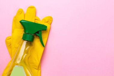 Temizlik seti. Temiz kadar bahar. Pembe arka plan