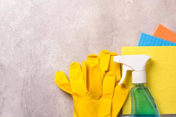 Temizlik seti. Temiz kadar bahar. Gri arka plan üzerinde