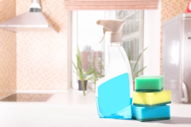 Temizlik seti. Temiz kadar bahar. Bulanık arka plan üzerinde