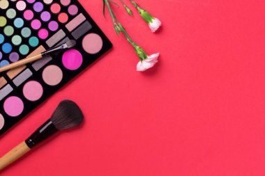 Kozmetik çiçekli renk arka plan üzerinde ayarlayın. Üstten görünüm