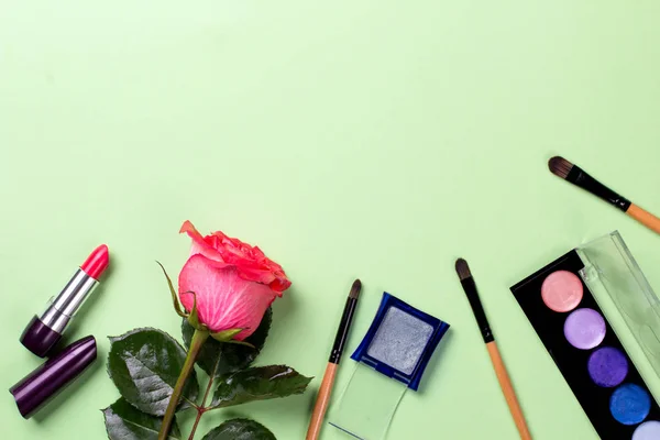 ดเคร องส าอางบนพ นหล ดอกไม อปว — ภาพถ่ายสต็อก