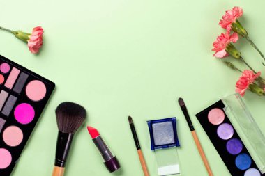 Kozmetik çiçekli renk arka plan üzerinde ayarlayın. Üstten görünüm