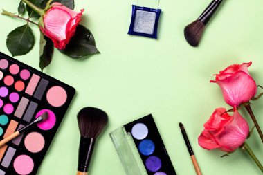 Kozmetik çiçekli renk arka plan üzerinde ayarlayın. Üstten görünüm