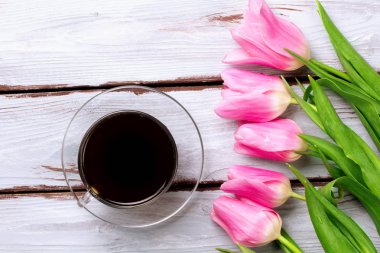 Güzel Lale kahve ile mavi bir arka plan üzerinde. Üstten Görünüm