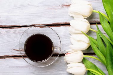 Güzel Lale kahve ile mavi bir arka plan üzerinde. Üstten Görünüm